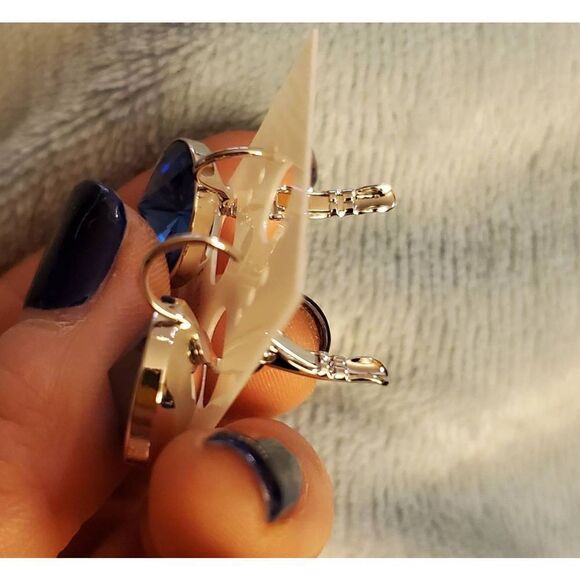 Royal Blue‎ NWT Swarovski Element Earrings. Wedding. Party. New years. Simple. - Picture 4 of 4